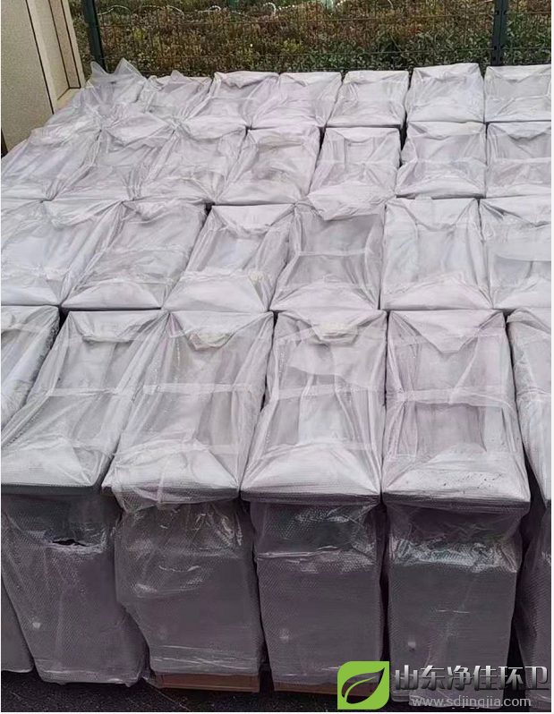 不銹鋼本身耐空氣、蒸汽、水等弱腐蝕介質和酸、堿、鹽等化學浸蝕性介質腐蝕，所以不銹鋼垃圾桶耐用性高加上外面的烤漆工藝使得垃圾桶的防腐能力更加強。  烤漆工藝是將戶外粉末通過高壓靜電設備充電，在電場的作用下，將涂料噴涂到金屬垃圾桶的表面，粉末會被均勻地吸附在工件表面，形成粉狀的涂層；而粉狀涂層經過高溫烘烤后流平固化，顆粒會融化成一層致密的效果各異的最終保護涂層；牢牢附著在垃圾桶表面，具有防腐防銹的特點.  一、不粘性：幾乎所有物質都不與特氟龍涂膜粘合。很薄的膜也能顯示出很好的不粘附性能。   二、耐熱性：特氟龍涂膜具有優(yōu)良的耐熱和耐低溫特性。短時間可耐高溫到300℃，一般在240℃~260℃之間可連續(xù)使用，具有顯著的熱穩(wěn)定性，它可以在冷凍溫度下工作而不脆化，在高溫下不融化。   三、滑動性：特氟龍涂膜有較低的摩擦系數(shù)。負載滑動時摩擦系數(shù)產生變化，但數(shù)值僅在0.05-0.15之間。   四、抗?jié)裥裕禾胤埻磕け砻娌徽此陀唾|，生產操作時也不易沾溶液，如粘有少量污垢，簡單擦拭即可清除。停機時間短，節(jié)省工時并能提高工作效率。   五、耐磨損性：在高負載下，具有優(yōu)良的耐磨性能。在一定的負載下，具備耐磨損和不粘附的雙重優(yōu)點。   六、耐腐蝕性：特氟龍幾乎不受藥品侵蝕，可以保護零件免于遭受任何種類的化學腐蝕。  所以這款不銹鋼烤漆垃圾桶更防腐，耐腐蝕，更堅固，使用時間更長久不易損壞。